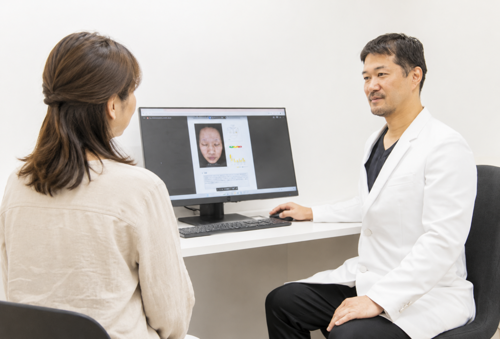 医療機関で男性医師が患者とカウンセリングをしている様子