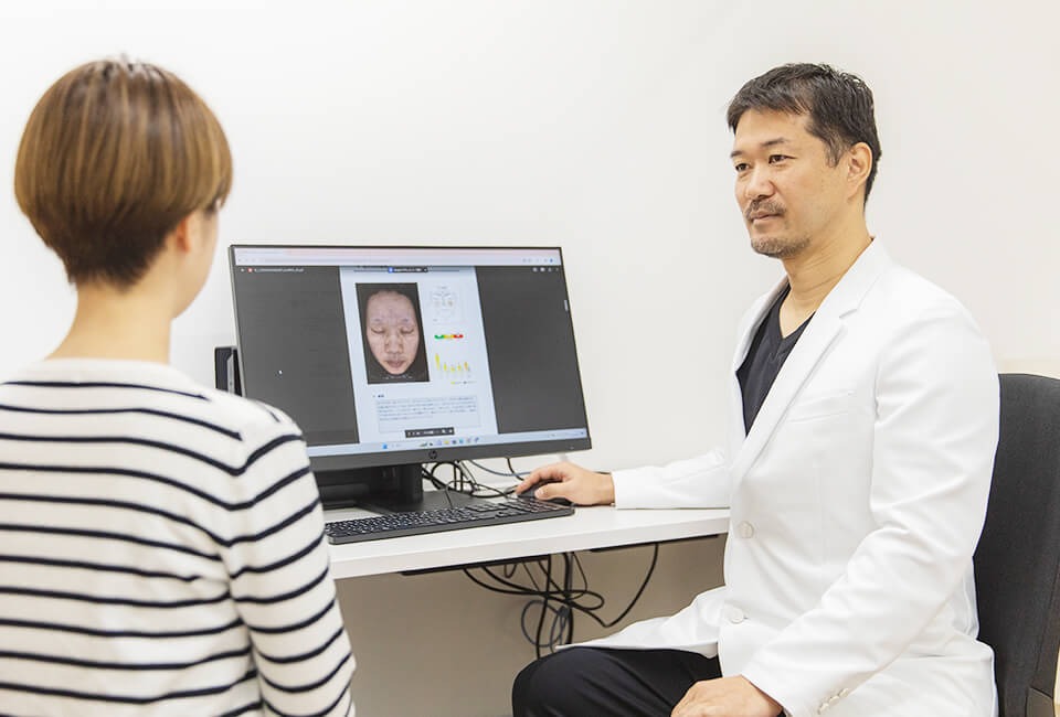 医療機関で男性医師が患者とカウンセリングをしている様子